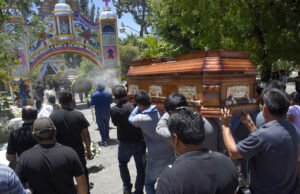 Asesinato de Valentín Lavín Romero sacude a México Pobladores cargan el ataúd del alcalde de Temoac cruzando un arco decorado hacia el cementerio de Santa Catarina Huazulco.