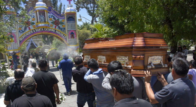 Asesinato de Valentín Lavín Romero sacude a México Pobladores cargan el ataúd del alcalde de Temoac cruzando un arco decorado hacia el cementerio de Santa Catarina Huazulco.
