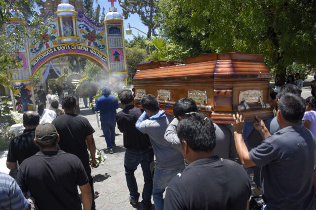 Despiden a alcalde asesinado en México en medio de un gran dispositivo de seguridad Pobladores cargan el ataúd del alcalde de Temoac cruzando un arco decorado hacia el cementerio de Santa Catarina Huazulco.