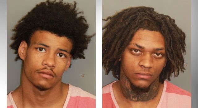 Asesinato capital en Alabama deja dos jóvenes bajo arresto Retratos policiales de Gary Andrew Jackson y Tarjuan Terrell Johnson arrestados por asesinato capital en Alabama.