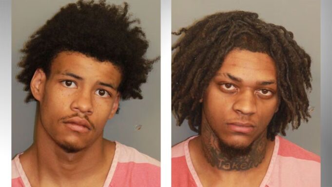 Asesinato capital en Alabama deja dos jóvenes bajo arresto Retratos policiales de Gary Andrew Jackson y Tarjuan Terrell Johnson arrestados por asesinato capital en Alabama.
