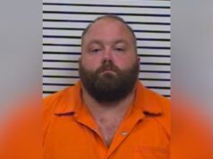 Arresto en Pickens revela sangriento doble asesinato en Reform Retrato policial de George Birmingham tras su arresto por doble asesinato y robo en el condado de Pickens, Alabama.