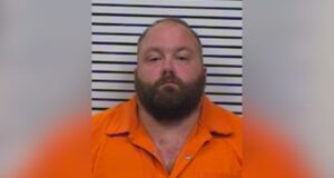 Arresto en Pickens revela sangriento doble asesinato en Reform Retrato policial de George Birmingham tras su arresto por doble asesinato y robo en el condado de Pickens, Alabama.