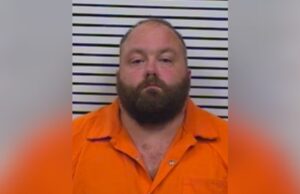 Arresto en Pickens revela sangriento doble asesinato en Reform Retrato policial de George Birmingham tras su arresto por doble asesinato y robo en el condado de Pickens, Alabama.
