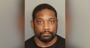 Arrestan a Gregory Thompson por delitos sexuales en Alabama Fotografía de ficha policial de Gregory Thompson, exoficial arrestado en Birmingham por delitos sexuales en Alabama.