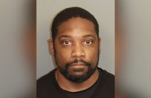Arrestan a Gregory Thompson por delitos sexuales en Alabama Fotografía de ficha policial de Gregory Thompson, exoficial arrestado en Birmingham por delitos sexuales en Alabama.