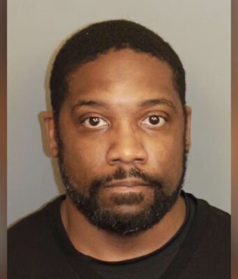 Arrestan a Gregory Thompson por delitos sexuales en Alabama Fotografía de ficha policial de Gregory Thompson, exoficial arrestado en Birmingham por delitos sexuales en Alabama.