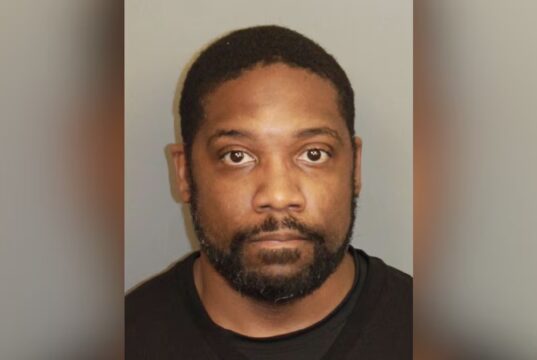 Arrestan a Gregory Thompson por delitos sexuales en Alabama Fotografía de ficha policial de Gregory Thompson, exoficial arrestado en Birmingham por delitos sexuales en Alabama.