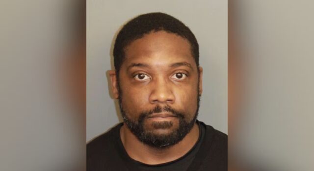 Arrestan a Gregory Thompson por delitos sexuales en Alabama Fotografía de ficha policial de Gregory Thompson, exoficial arrestado en Birmingham por delitos sexuales en Alabama.