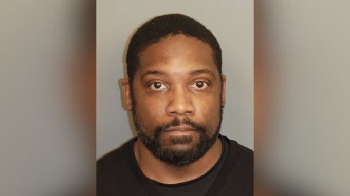 Arrestan a Gregory Thompson por delitos sexuales en Alabama Fotografía de ficha policial de Gregory Thompson, exoficial arrestado en Birmingham por delitos sexuales en Alabama.
