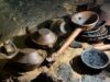 Hallazgo arqueológico en Chiapas revela 179 piezas en cueva Piezas arqueológicas prehispánicas de cerámica y sahumador con figura de serpiente dentro de la cueva Mundo Zoque en Chiapas.