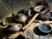 Hallazgo arqueológico en Chiapas revela 179 piezas en cueva Piezas arqueológicas prehispánicas de cerámica y sahumador con figura de serpiente dentro de la cueva Mundo Zoque en Chiapas.