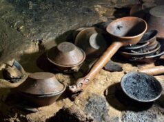 Hallazgo arqueológico en Chiapas revela 179 piezas en cueva Piezas arqueológicas prehispánicas de cerámica y sahumador con figura de serpiente dentro de la cueva Mundo Zoque en Chiapas.