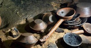 Hallazgo arqueológico en Chiapas revela 179 piezas en cueva Piezas arqueológicas prehispánicas de cerámica y sahumador con figura de serpiente dentro de la cueva Mundo Zoque en Chiapas.
