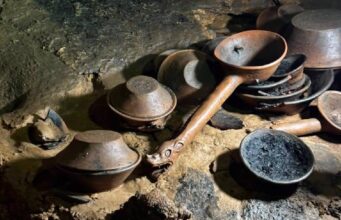 Hallazgo arqueológico en Chiapas revela 179 piezas en cueva Piezas arqueológicas prehispánicas de cerámica y sahumador con figura de serpiente dentro de la cueva Mundo Zoque en Chiapas.