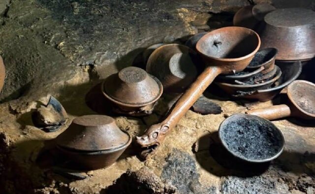 Piezas arqueológicas prehispánicas de cerámica y sahumador con figura de serpiente dentro de la cueva Mundo Zoque en Chiapas.