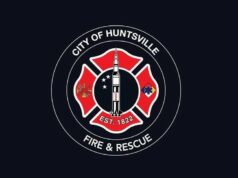 Huntsville aprueba terreno para nueva estación de bomberos Escudo oficial de Huntsville Fire and Rescue con la figura de un cohete espacial sobre fondo negro.