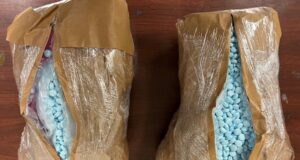 Traficante admite enviar 20.000 pastillas de carfentanilo Paquetes incautados envueltos en papel y plástico con miles de pastillas azules de carfentanilo.