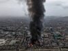 Incendio en Lima destruye almacén de la fábrica Yobel Toma aérea de una enorme columna de humo negro elevándose sobre un incendio en la fábrica Yobel en Lima.
