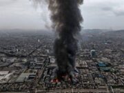 Incendio en Lima destruye almacén de la fábrica Yobel Toma aérea de una enorme columna de humo negro elevándose sobre un incendio en la fábrica Yobel en Lima.