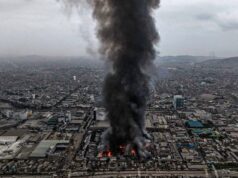 Incendio en Lima destruye almacén de la fábrica Yobel Toma aérea de una enorme columna de humo negro elevándose sobre un incendio en la fábrica Yobel en Lima.