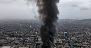Incendio en Lima destruye almacén de la fábrica Yobel Toma aérea de una enorme columna de humo negro elevándose sobre un incendio en la fábrica Yobel en Lima.