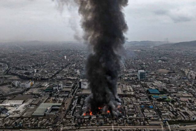 Incendio en Lima destruye almacén de la fábrica Yobel Toma aérea de una enorme columna de humo negro elevándose sobre un incendio en la fábrica Yobel en Lima.