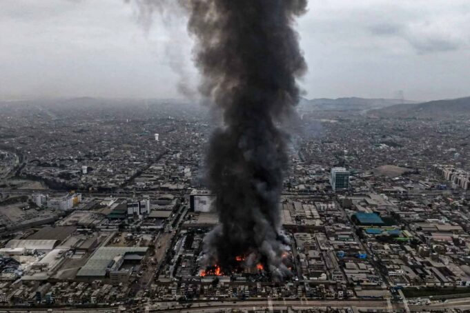Incendio en Lima destruye almacén de la fábrica Yobel Toma aérea de una enorme columna de humo negro elevándose sobre un incendio en la fábrica Yobel en Lima.