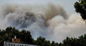Incendio en Francia obliga a evacuar 110.000 personas hacia Burdeos Incendio en Francia genera densa humareda gris sobre la carretera D3 hacia Lège-Cap-Ferret.