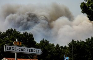 Incendio en Francia obliga a evacuar 110.000 personas hacia Burdeos Incendio en Francia genera densa humareda gris sobre la carretera D3 hacia Lège-Cap-Ferret.