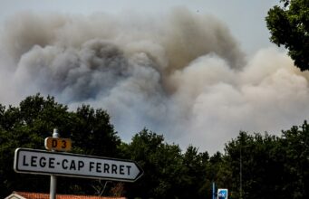 Incendio en Francia obliga a evacuar 110.000 personas hacia Burdeos Incendio en Francia genera densa humareda gris sobre la carretera D3 hacia Lège-Cap-Ferret.