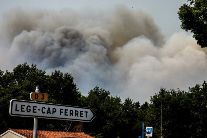 Incendio en Francia obliga a evacuar 110.000 personas hacia Burdeos Incendio en Francia genera densa humareda gris sobre la carretera D3 hacia Lège-Cap-Ferret.