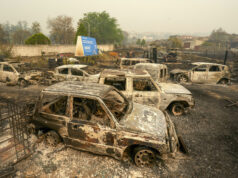 Incendios forestales azotan Europa y desplazan a miles Múltiples automóviles destruidos y calcinados por el paso de un devastador incendio forestal.