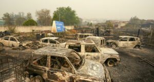 Incendios forestales azotan Europa y desplazan a miles Múltiples automóviles destruidos y calcinados por el paso de un devastador incendio forestal.