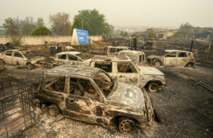 Incendios forestales azotan Europa y desplazan a miles Múltiples automóviles destruidos y calcinados por el paso de un devastador incendio forestal.
