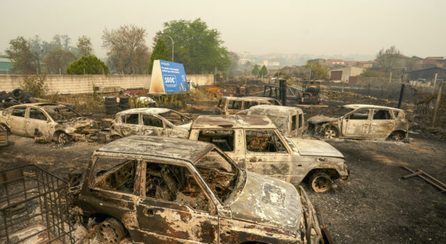 Incendios forestales azotan Europa y desplazan a miles Múltiples automóviles destruidos y calcinados por el paso de un devastador incendio forestal.