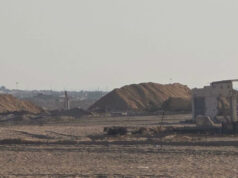 Israel construye barrera de arena en Gaza dividiendo el territorio Montículos y murallas de arena levantadas por el ejército en un terreno desértico de la Franja de Gaza.