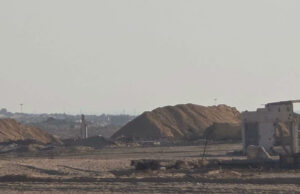 Israel construye barrera de arena en Gaza dividiendo el territorio Montículos y murallas de arena levantadas por el ejército en un terreno desértico de la Franja de Gaza.
