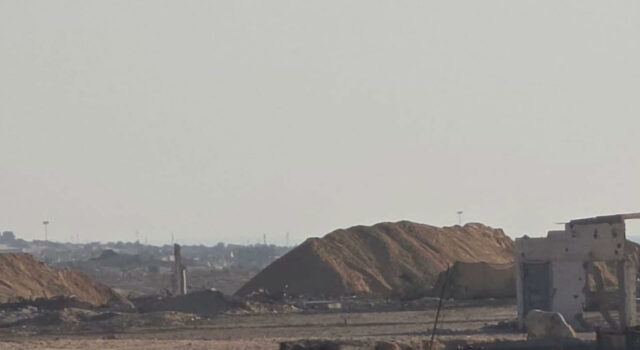 Israel construye barrera de arena en Gaza dividiendo el territorio Montículos y murallas de arena levantadas por el ejército en un terreno desértico de la Franja de Gaza.