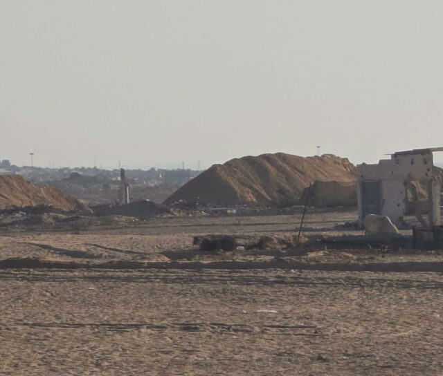Israel construye una enorme barrera al sur de Gaza que paraliza la vida de los desplazados Montículos y murallas de arena levantadas por el ejército en un terreno desértico de la Franja de Gaza.