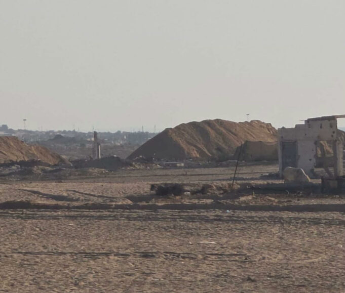Israel construye barrera de arena en Gaza dividiendo el territorio Montículos y murallas de arena levantadas por el ejército en un terreno desértico de la Franja de Gaza.