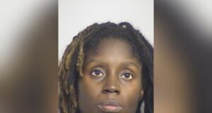 Madre de Tuscaloosa es arrestada por abuso infantil tras muerte de su bebé Foto policial de Ja’keisa Knox, madre de Tuscaloosa acusada de abuso infantil tras la muerte de su bebé.