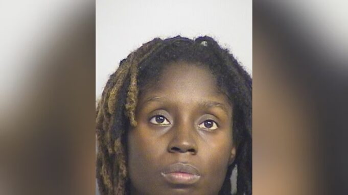 Madre de Tuscaloosa es arrestada por abuso infantil tras muerte de su bebé Foto policial de Ja’keisa Knox, madre de Tuscaloosa acusada de abuso infantil tras la muerte de su bebé.