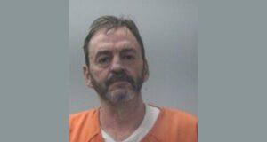 Arresto en Huntsville tras persecución por robo con cuchillo Fotografía de arresto de Jimmy Lewis Price Jr con uniforme naranja en la oficina del sheriff de Madison.