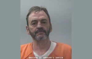 Arresto en Huntsville tras persecución por robo con cuchillo Fotografía de arresto de Jimmy Lewis Price Jr con uniforme naranja en la oficina del sheriff de Madison.