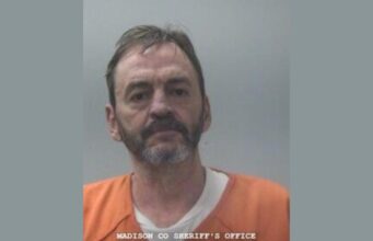 Arresto en Huntsville tras persecución por robo con cuchillo Fotografía de arresto de Jimmy Lewis Price Jr con uniforme naranja en la oficina del sheriff de Madison.
