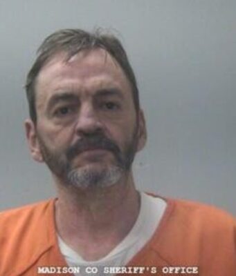 Arresto en Huntsville tras persecución por robo con cuchillo Fotografía de arresto de Jimmy Lewis Price Jr con uniforme naranja en la oficina del sheriff de Madison.