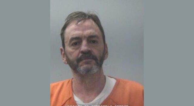 Arresto en Huntsville tras persecución por robo con cuchillo Fotografía de arresto de Jimmy Lewis Price Jr con uniforme naranja en la oficina del sheriff de Madison.