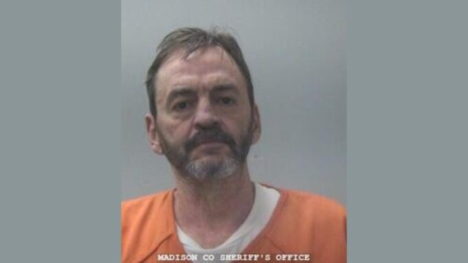 Arresto en Huntsville tras persecución por robo con cuchillo Fotografía de arresto de Jimmy Lewis Price Jr con uniforme naranja en la oficina del sheriff de Madison.