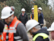 Temporal en Chile obliga a decretar alarma roja en Santiago El presidente José Antonio Kast inspecciona obras en la Quebrada de Ramón ante el fuerte temporal en Chile.